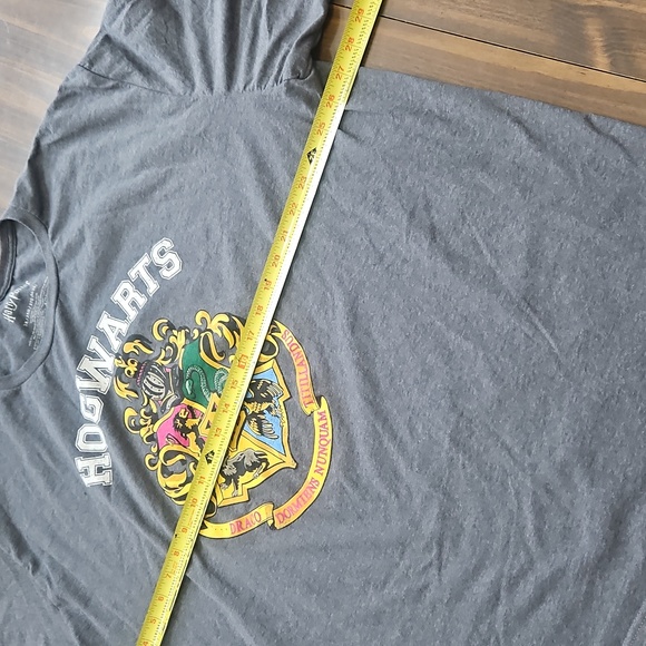 Hogwarts Crest T-Shirt - Picture 4 of 7